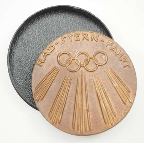 Medaille Rad-Stern-Fahrt nach Berlin anlässlich der Olympischen Spiele 1936, im Etui. - Foto 2