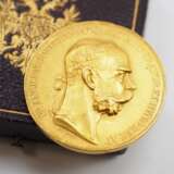 Österreich: Kleine goldene Wahlspruchmedaille, Kaiser Franz Joseph I., Viribus Unitits, zu 12 Dukaten, im Etui. - фото 2