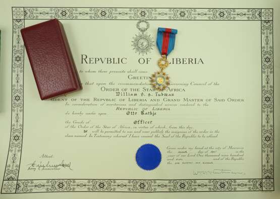 Liberia: Orden des Sterns von Afrika, Offiziersdekoration, im Etui, mit Urkunde für Otto Rathje. - фото 2