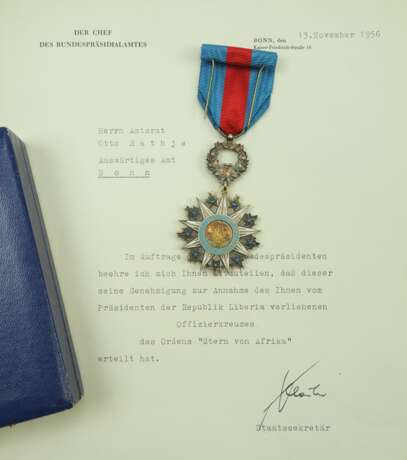 Liberia: Orden des Sterns von Afrika, Ritterkreuz, im Etui, mit Annahmegenehmigung für den Amtsrat Otto Rathje. - photo 2