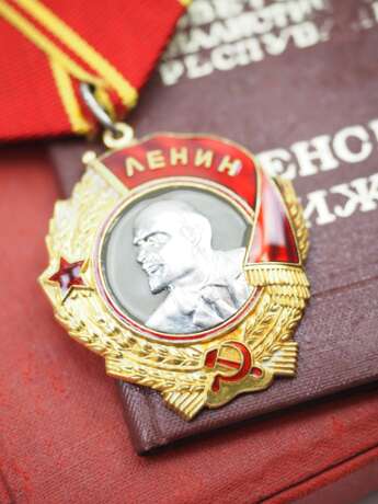 Sowjetunion: Lenin Orden, 6. Modell, 1. Typ, mit Verleihungsbuch. - photo 2