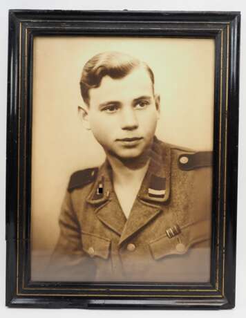 Waffen-SS: Porträtfoto eines Rottenführers der Division Totenkopf. - photo 1