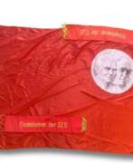 Übersicht. DDR: Ehrenbanner der SED.