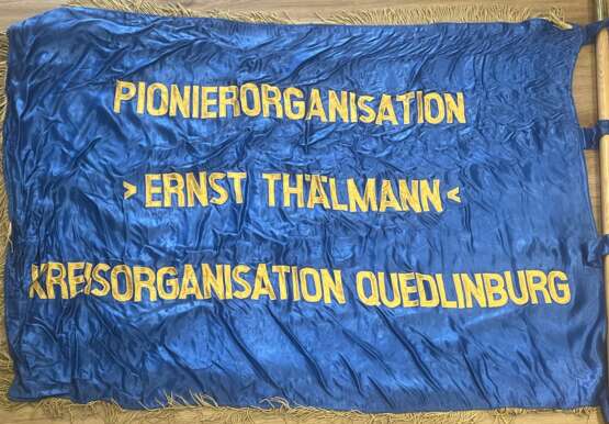DDR: Jungpionier Fahne - Pionierorganisation "Ernst Thälmann" - Kreisorganisation Quedlinburg. - Foto 2