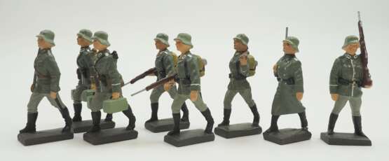 Lineol: Wehrmacht Soldaten beim Marsch. - photo 1
