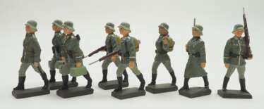 Lineol: Wehrmacht Soldaten beim Marsch.