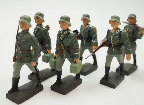Lineol: Wehrmacht Soldaten beim Marsch. - photo 2