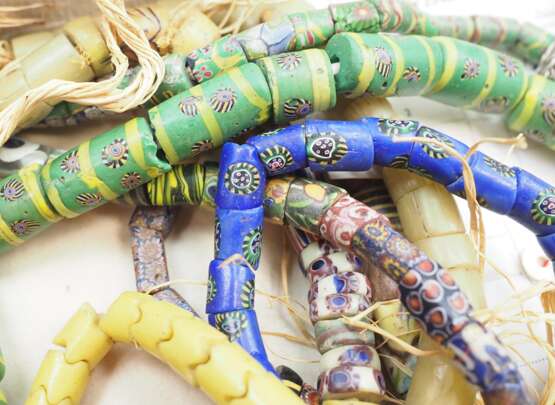 Afrika: Halsketten und Armreife. - Foto 2