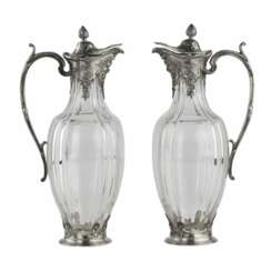 A pair of glass Regency style jugs in silver from CHRISTOFLE.Пара стеклянных в серебре кувшинов в стиле Регентства фирмы CHRISTOFLE.Une paire de pichets en verre de style Régence en argent de CHRISTOFLE.