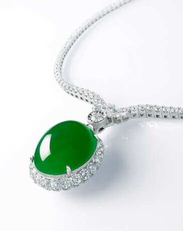AN IMPORTANT JADEITE AND DIAMOND NECKLACE - Foto 2