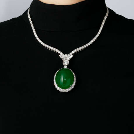 AN IMPORTANT JADEITE AND DIAMOND NECKLACE - Foto 3