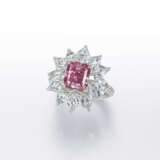 AN EXCEPTIONAL COLOURED DIAMOND AND DIAMOND RING - photo 2