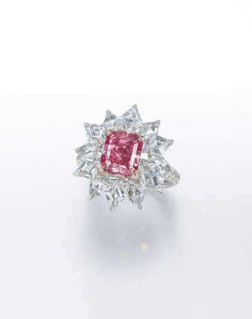 AN EXCEPTIONAL COLOURED DIAMOND AND DIAMOND RING - photo 2