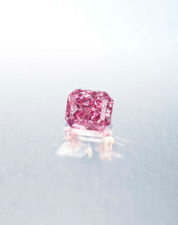 AN EXCEPTIONAL COLOURED DIAMOND AND DIAMOND RING - photo 3