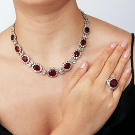 GROUP OF RUBY AND DIAMOND JEWELLERY - Foto 2