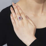 AN EXCEPTIONAL COLOURED DIAMOND AND DIAMOND RING - фото 4