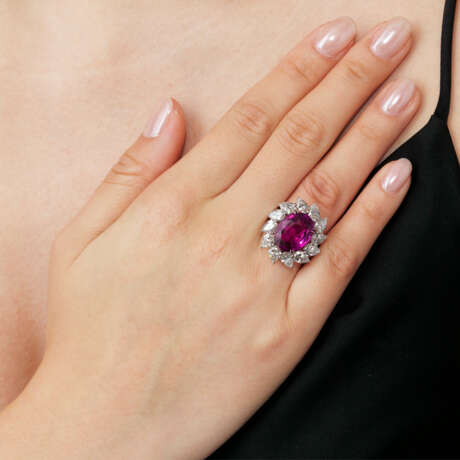 COLOURED SAPPHIRE AND DIAMOND RING - фото 2