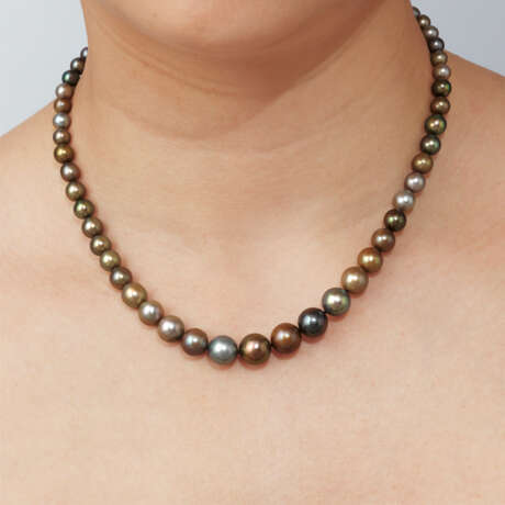 A SUPERB NATURAL PEARL AND DIAMOND NECKLACE, MOUNTED BY CARTIER - Foto 3