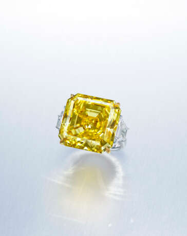 AN IMPRESSIVE COLOURED DIAMOND AND DIAMOND RING - фото 2