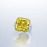 AN IMPRESSIVE COLOURED DIAMOND AND DIAMOND RING - photo 2