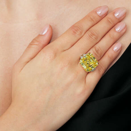 AN IMPRESSIVE COLOURED DIAMOND AND DIAMOND RING - Foto 3