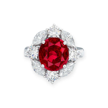 A SUPERB RUBY AND DIAMOND RING - Foto 1