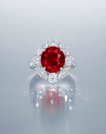 A SUPERB RUBY AND DIAMOND RING - фото 2