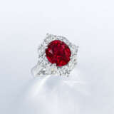 A SUPERB RUBY AND DIAMOND RING - Foto 3