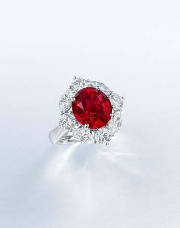A SUPERB RUBY AND DIAMOND RING - фото 3