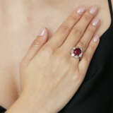 A SUPERB RUBY AND DIAMOND RING - Foto 4