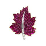 VAN CLEEF & ARPELS SET OF RUBY AND DIAMOND ‘MYSTERY-SET’ BROOCHES - Foto 2