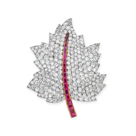VAN CLEEF & ARPELS SET OF RUBY AND DIAMOND ‘MYSTERY-SET’ BROOCHES - Foto 3