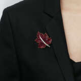 VAN CLEEF & ARPELS SET OF RUBY AND DIAMOND ‘MYSTERY-SET’ BROOCHES - Foto 5