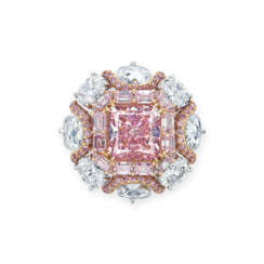 AN ATTRACTIVE COLOURED DIAMOND AND DIAMOND RING