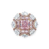 AN ATTRACTIVE COLOURED DIAMOND AND DIAMOND RING - photo 1