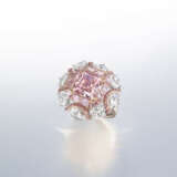 AN ATTRACTIVE COLOURED DIAMOND AND DIAMOND RING - фото 2