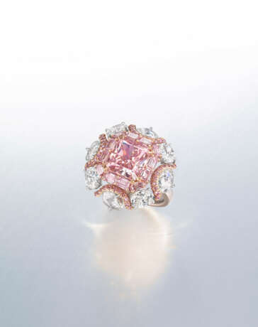 AN ATTRACTIVE COLOURED DIAMOND AND DIAMOND RING - photo 2
