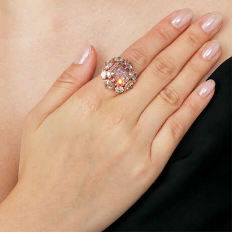 AN ATTRACTIVE COLOURED DIAMOND AND DIAMOND RING - photo 3