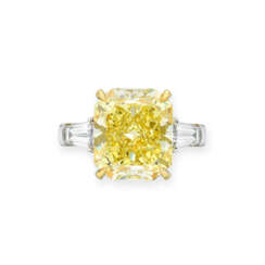 NO RESERVE - COLOURED DIAMOND AND DIAMOND RING, MOUNT BY HARRY WINSTON
