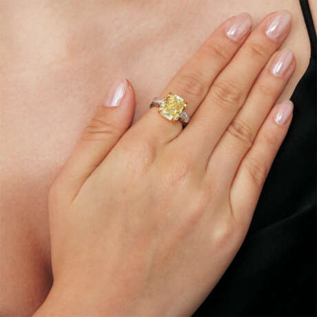 NO RESERVE - COLOURED DIAMOND AND DIAMOND RING, MOUNT BY HARRY WINSTON - photo 2