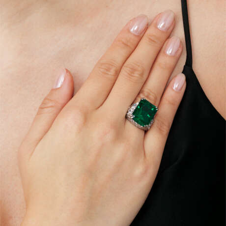 EMERALD AND DIAMOND EARRINGS AND RING - фото 2