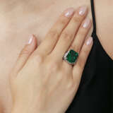 EMERALD AND DIAMOND EARRINGS AND RING - photo 2
