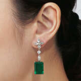 EMERALD AND DIAMOND EARRINGS AND RING - фото 3