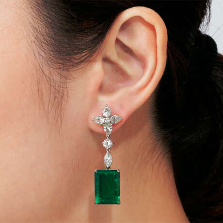EMERALD AND DIAMOND EARRINGS AND RING - Foto 3