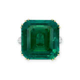 AN EXCEPTIONAL EMERALD AND DIAMOND RING, BY GIMEL - photo 1