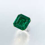 AN EXCEPTIONAL EMERALD AND DIAMOND RING, BY GIMEL - Foto 2