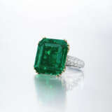 AN EXCEPTIONAL EMERALD AND DIAMOND RING, BY GIMEL - Foto 3