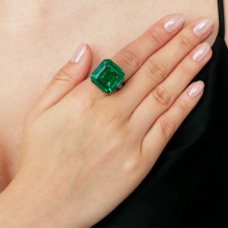 AN EXCEPTIONAL EMERALD AND DIAMOND RING, BY GIMEL - фото 4
