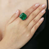 AN EXCEPTIONAL EMERALD AND DIAMOND RING, BY GIMEL - фото 4