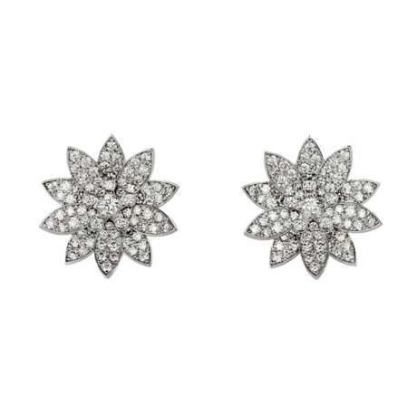 Lotus earrings, white gold with diamonds, in the form of blossoming lotus flowers. - Foto 1
